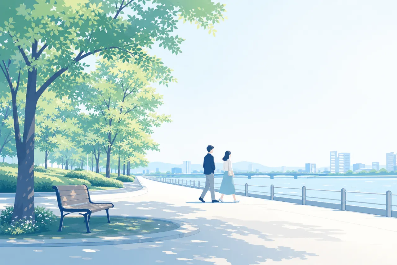 昼のカフェのテラス席で、川沿いの並木を眺めながら向かい合って話す二人